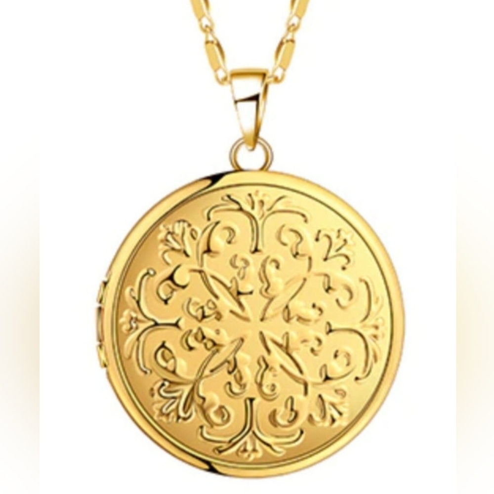 Beautiful 18k Plated Gold Lockett Necklace